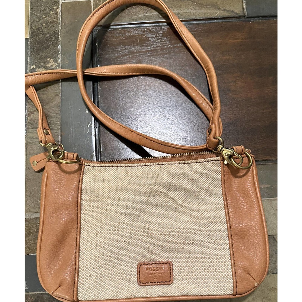 Fossil Crossbody‎ bag. Tan Creme. Zip closure. Lined pockets. Detachable strap